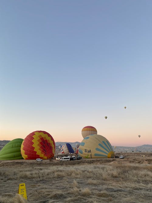 Darmowe zdjęcie z galerii z balon na gorące powietrze, kolorowy, pole z sianem