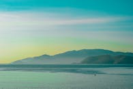 宁静的热带海景与日出时的山脉，是理想的旅行与自然主题