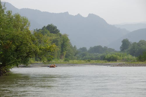 Gratis stockfoto met berg uitzicht, bergrivier, boot