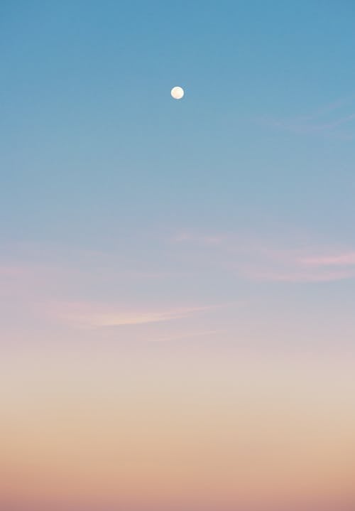 Gratis lagerfoto af humørlig himmel, lodret skud, måne