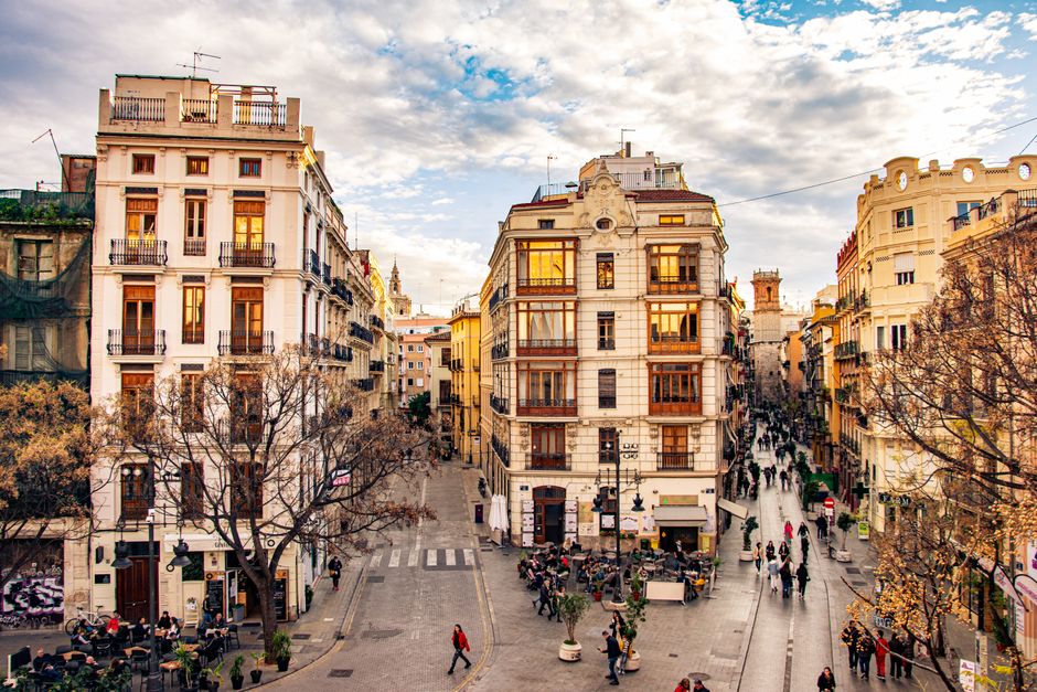 Explora las animadas calles y la arquitectura clásica de Valencia, España, capturadas desde arriba en un brillante día soleado.