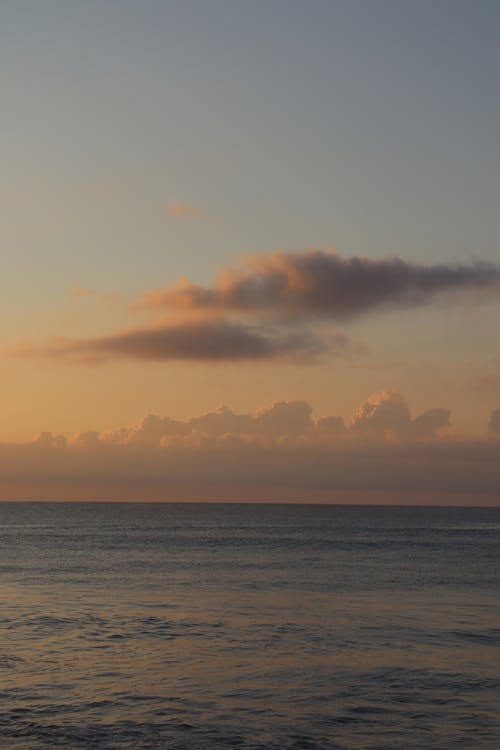 Foto d'estoc gratuïta de aigua de mar, alba, claror crepuscular
