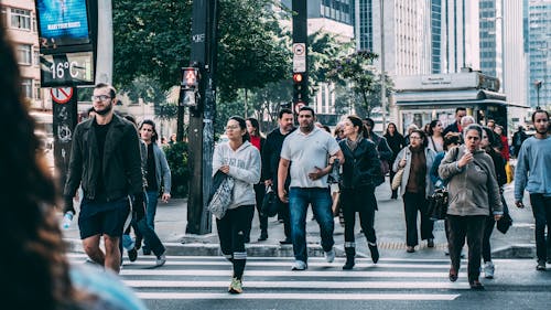 Les Gens Qui Marchent Sur La Voie Piétonne Pendant La Journée