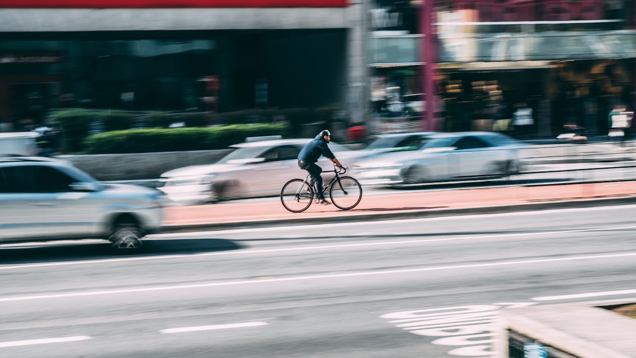 무료 검은 색 도로 자전거를 사용하는 검은 색 셔츠를 입은 남자 스톡 사진