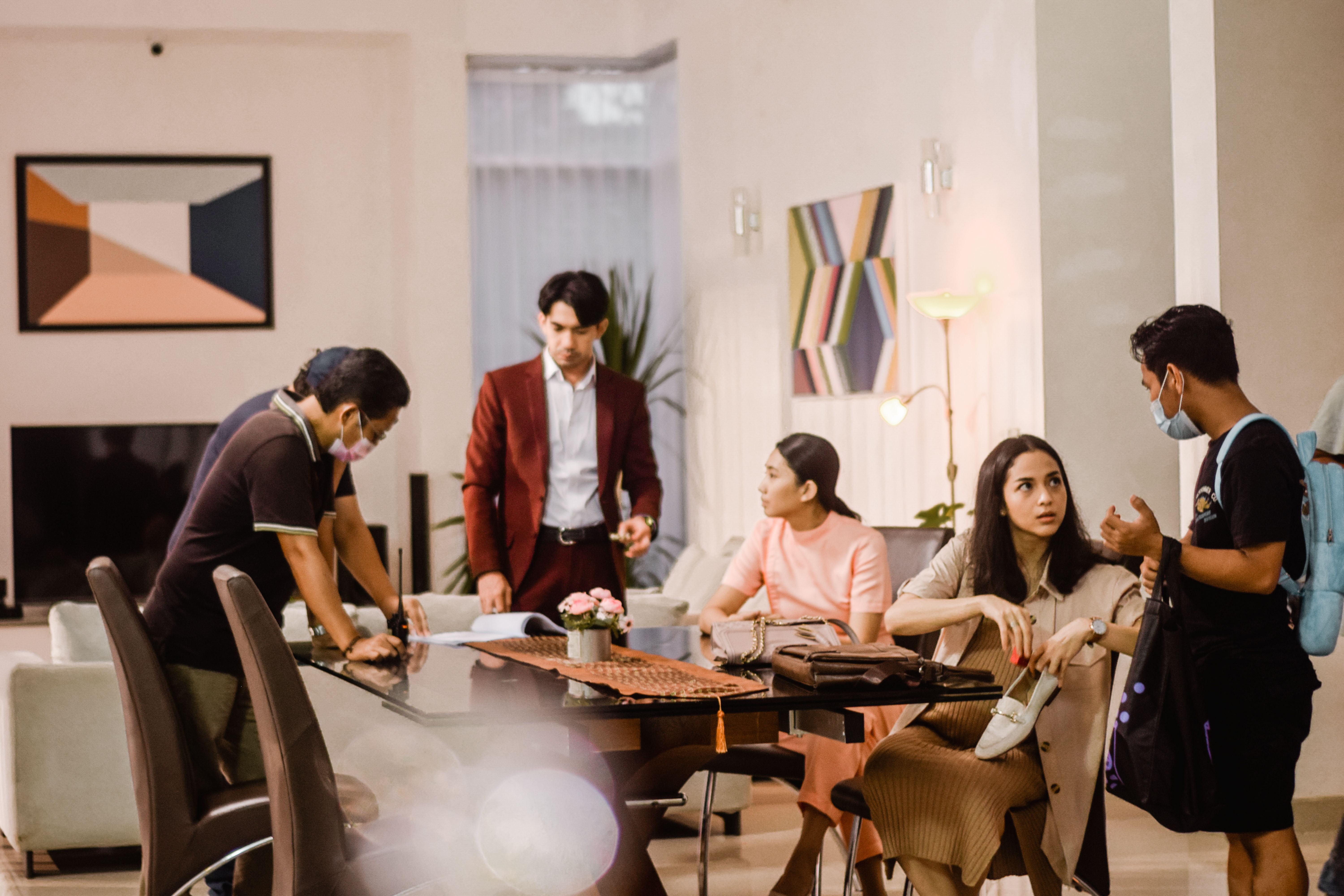 People in Room · Free Stock Photo