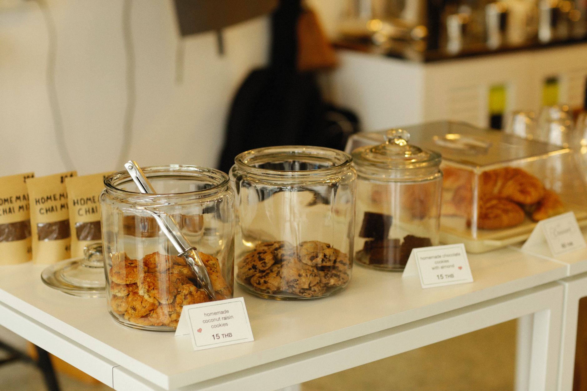 Une scène de café chaleureuse avec des biscuits, des pâtisseries et d'autres délices dans des bocaux en verre, prête à séduire les clients.