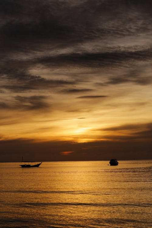 Kostenloses Stock Foto zu boote, dämmerung, goldene stunde