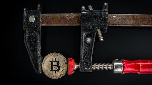 Kaliper Hitam Dan Merah Pada Bitcoin Berwarna Emas