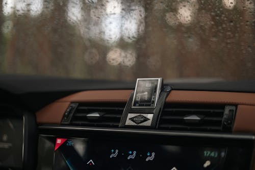 Základová fotografie zdarma na téma déšť, hodiny, interiér vozu
