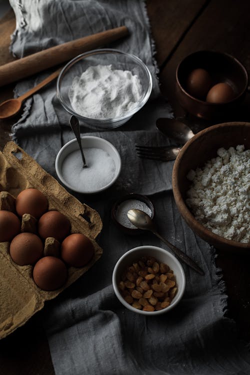 ahşap masa, bez, çanaklar içeren Ücretsiz stok fotoğraf