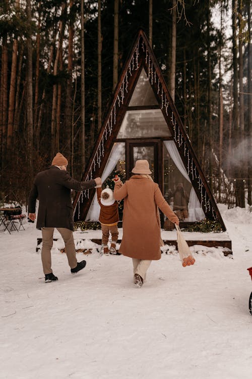 Gratis stockfoto met A-frame cabine, hut, kerel