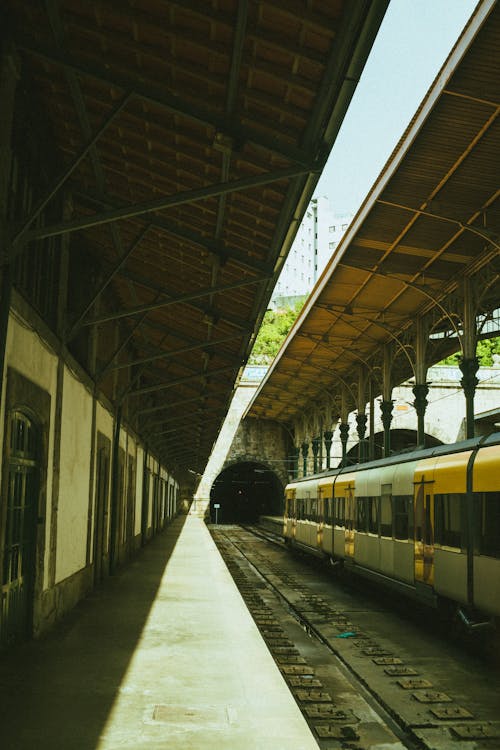 Безкоштовне стокове фото на тему «Залізничний вокзал, пасажирський поїзд, перевезення»