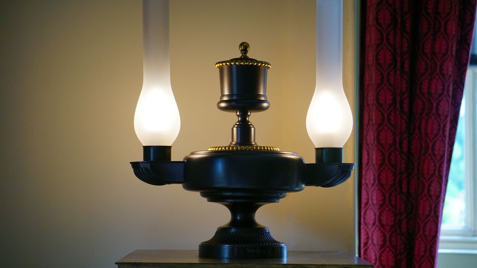 Moderne woonkamer met sfeervolle retro glazen lamp. Moderne woonkamer met sfeervolle retro glazen lamp.