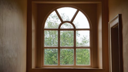 Бежевое деревянное окно
