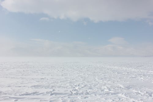 dağlar, dondurulmuş, göl içeren Ücretsiz stok fotoğraf