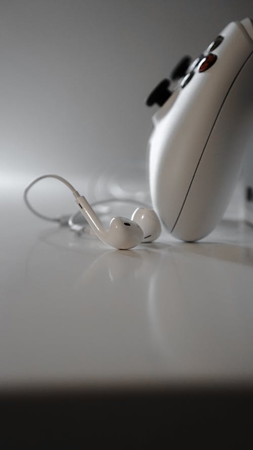 White Blootooth Earbuds