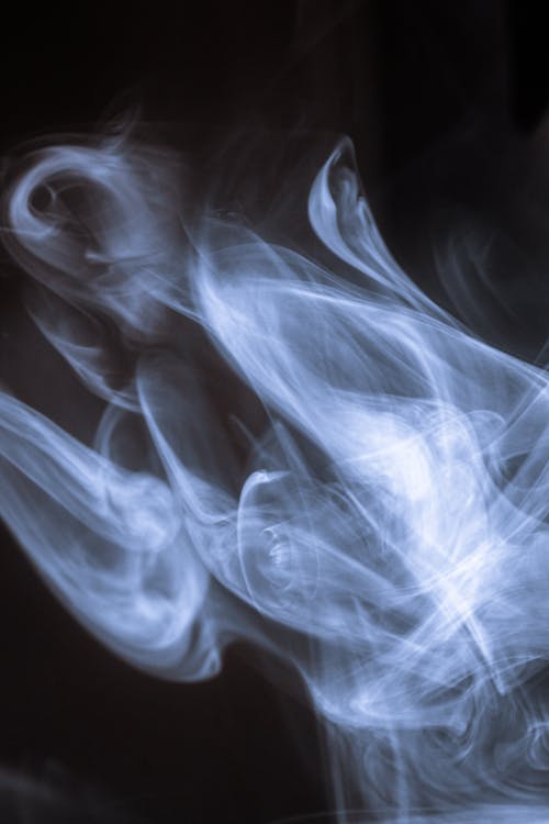 Darmowe zdjęcie z galerii z ciemność, dym, pionowy strzał
