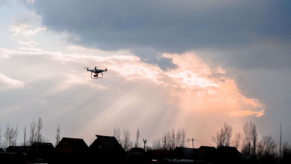 Drone en vol au couchant, ciel nuageux colore