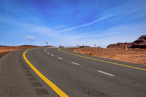 Bezpłatne Darmowe zdjęcie z galerii z asfalt, autostrada, błękitne niebo Zdjęcie z galerii