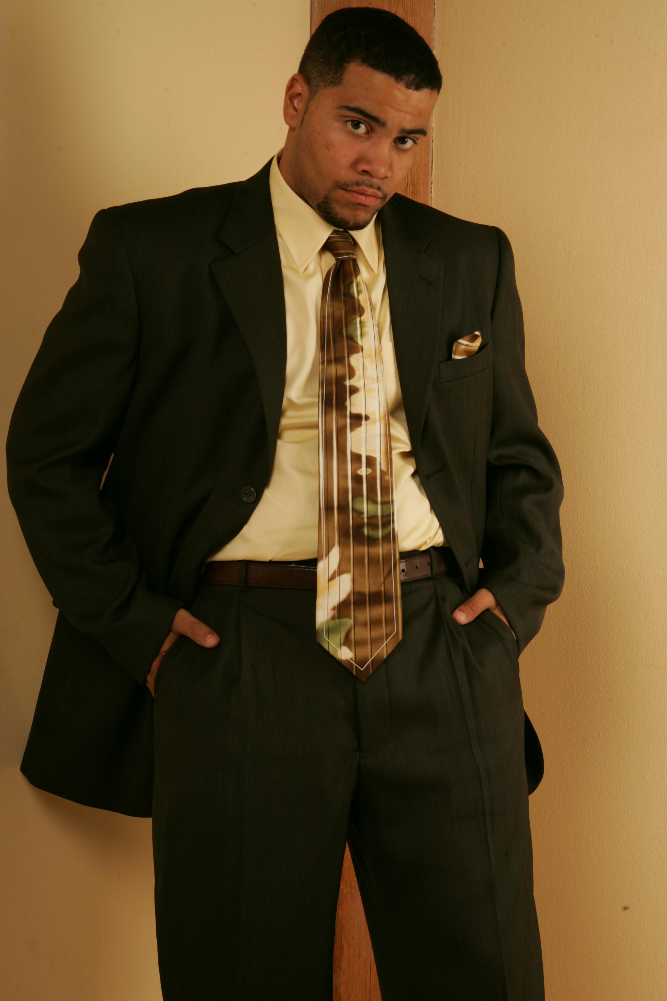 ฟรี ชายคนหนึ่งสวมสูทสีดำ คลังภาพถ่าย