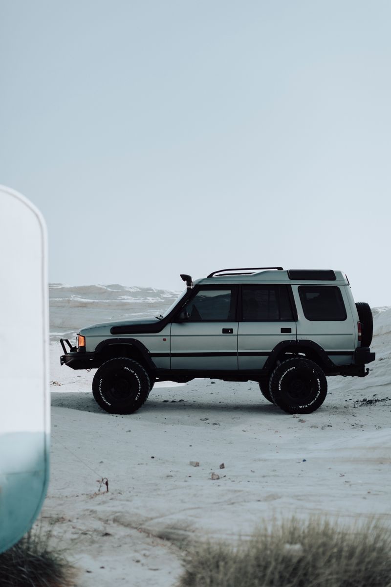 포장 도로 위를 안전하게 운행하는 기아 대형 플래그십 전기 SUV