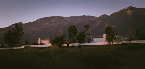 Бесплатное стоковое фото с горная деревня, горы, деревья