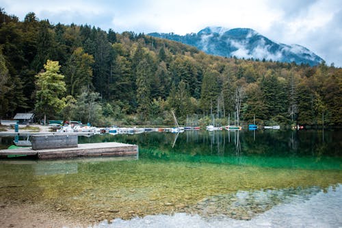 Kostenloses Stock Foto zu berg, boote, ferien