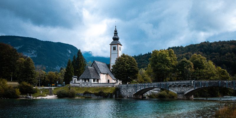 La iglesia de San Juan Bautista y el puente del lago de Bohinj
