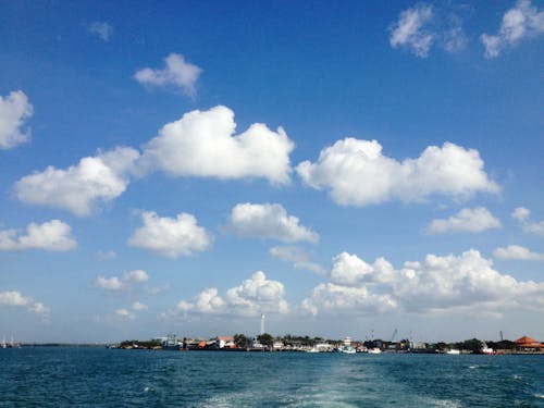 Бесплатное стоковое фото с море, небо, облака