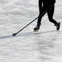 Hockey player carrying the puck across outdoor ice — hans middendorp on Pexels