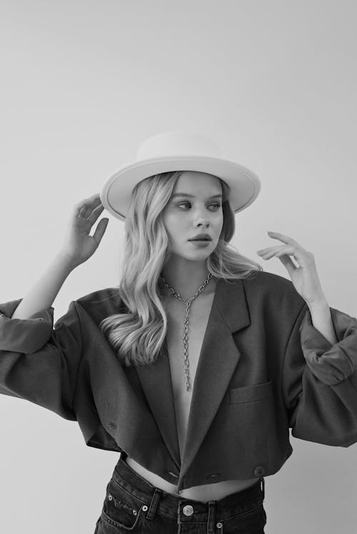 Free Black and White Portrait of a Woman in a Hat Stock Photo