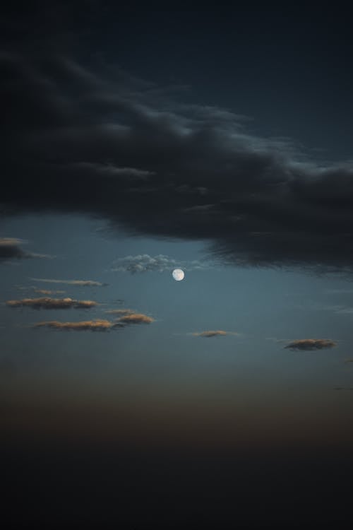 Ay ışığı, bulutlar, dar açılı çekim içeren Ücretsiz stok fotoğraf
