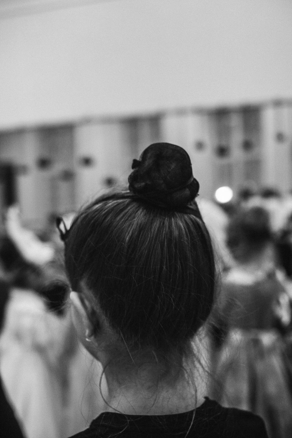 Schlichter Haarknoten in monochromem Foto