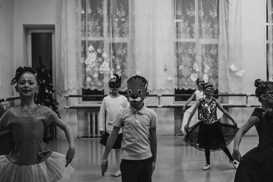 <p/><p>Waktu itu, sekolahku ngadain pentas seni. Nah, salah satu penampilnya adalah ekskul teater. Jujur, aku terpukau banget sama penampilan mereka. Mereka bisa membawakan cerita dengan begitu hidup, ekspresinya dapet banget, dan kostumnya juga keren! Aku jadi penasaran, gimana sih caranya mereka bisa tampil sepercaya diri itu?<p/><p><p><p/><p/><p>Setelah pentas seni itu, aku jadi sering ngintipin latihan teater. Aku perhatiin, mereka gak cuma latihan dialog, tapi juga latihan vokal, olah tubuh, dan bahkan improvisasi. Aku makin tertarik! Akhirnya, dengan sedikit keberanian (yang dikumpulin susah payah), aku memberanikan diri buat nyoba ikut latihan sekali.<p/><p><p><p/><p/><p><h2>Latihan Pertama: Grogi dan Tantangan <p/><p>Waktu itu, sekolahku ngadain pentas seni. Nah, salah satu penampilnya adalah ekskul teater. Jujur, aku terpukau banget sama penampilan mereka. Mereka bisa membawakan cerita dengan begitu hidup, ekspresinya dapet banget, dan kostumnya juga keren! Aku jadi penasaran, gimana sih caranya mereka bisa tampil sepercaya diri itu?<p/><p><p><p/><p/><p>Setelah pentas seni itu, aku jadi sering ngintipin latihan teater. Aku perhatiin, mereka gak cuma latihan dialog, tapi juga latihan vokal, olah tubuh, dan bahkan improvisasi. Aku makin tertarik! Akhirnya, dengan sedikit keberanian (yang dikumpulin susah payah), aku memberanikan diri buat nyoba ikut latihan sekali.<p/><p><p><p/><p/><p><h2>Latihan Pertama: Grogi dan Tantangan