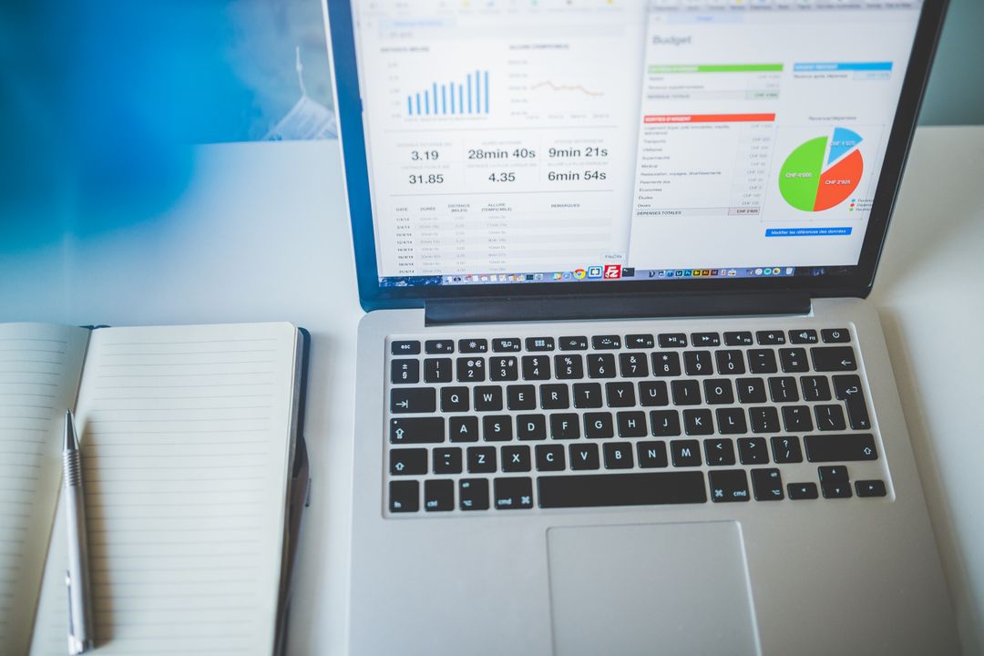 تحسين سيو متجر ووكومرس - Saudi SEO agency team reviewing e-commerce growth charts