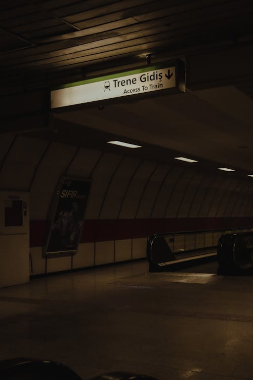 Gratis lagerfoto af lodret skud, metrostation, rulletrappe