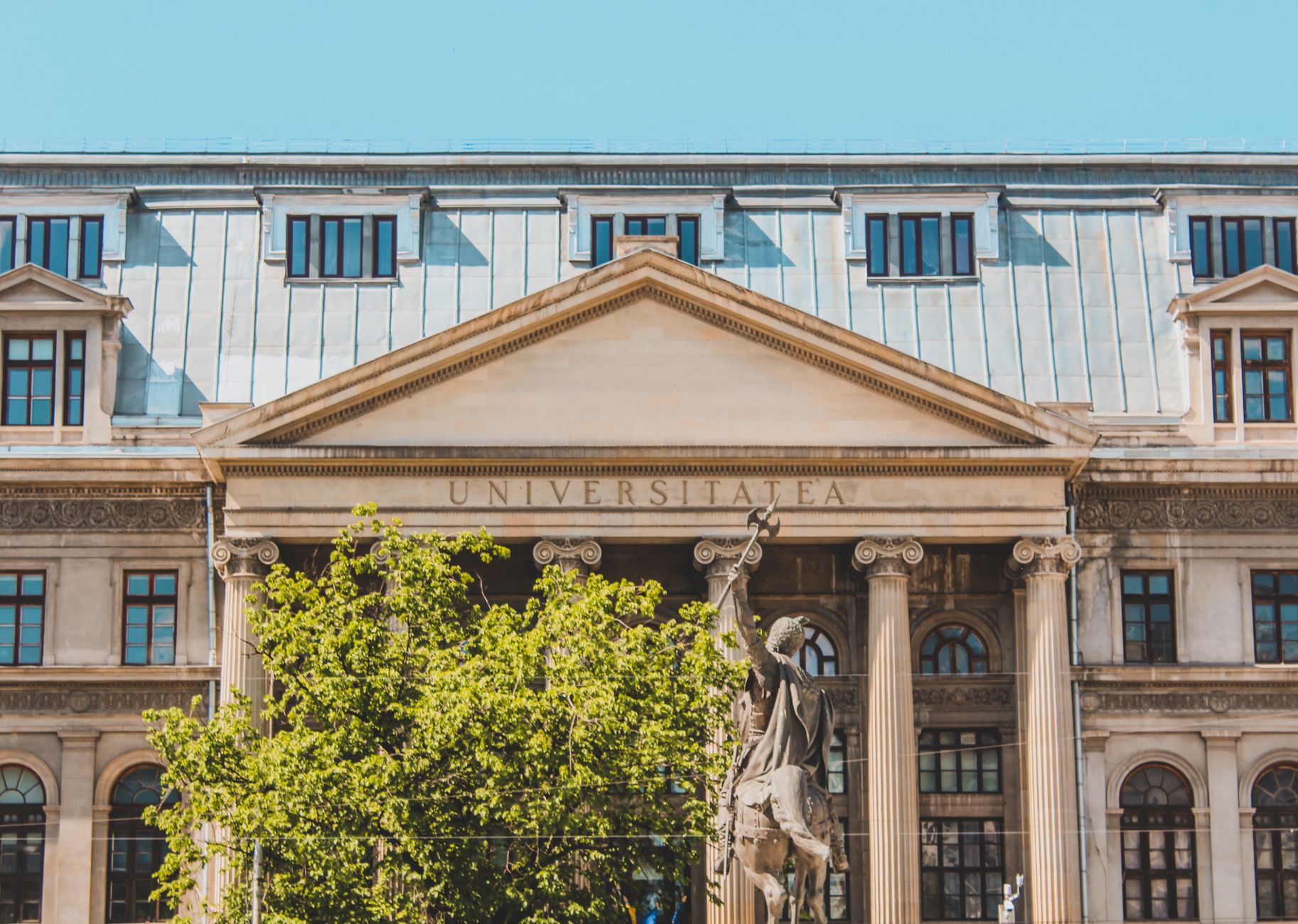 Clădirea fostei Universități Alma Mater din Sibiu, la vânzare