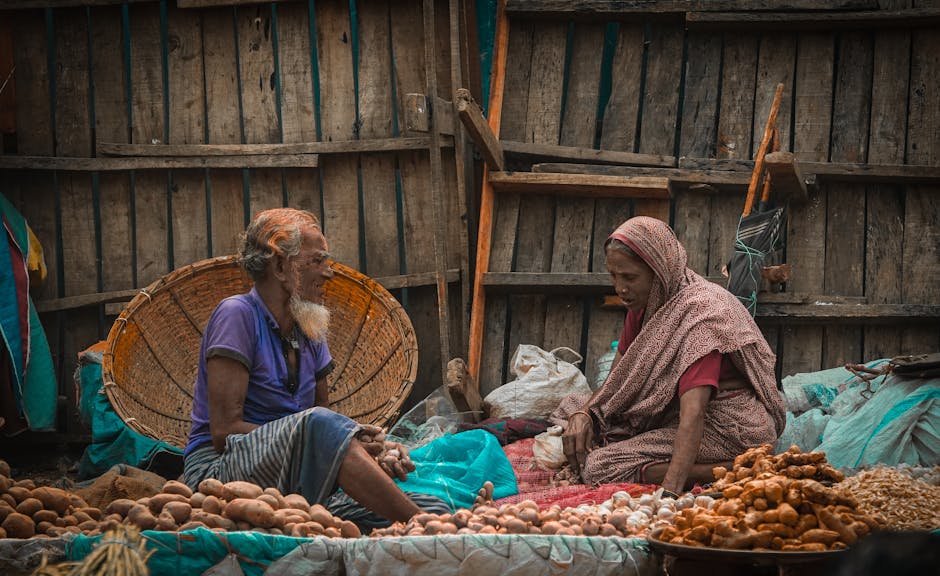 Yrittäjyys ja sivutoiminen työ Yrittäjyys ja sivutoiminen työ - Two vendors at a market in Dhaka, Bangladesh, selling fresh produce.