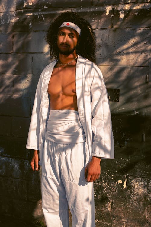 Základová fotografie zdarma na téma afro, betonová stěna, bílé kalhoty