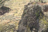 阳光明媚的日子里，可以望见长满青苔的岩石悬崖和广阔的风景