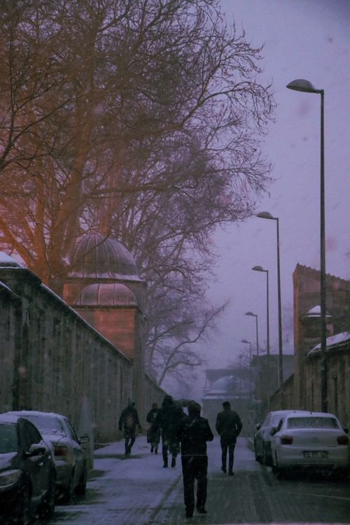 Free A chilly winter evening in İstanbul with people walking down a snowy street. Stock Photo