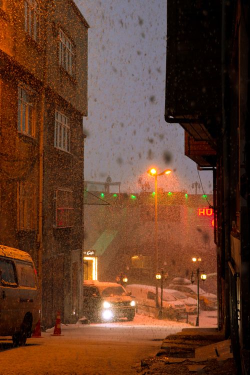 Free A captivating evening snowstorm in a dimly lit Istanbul street, capturing the essence of winter. Stock Photo