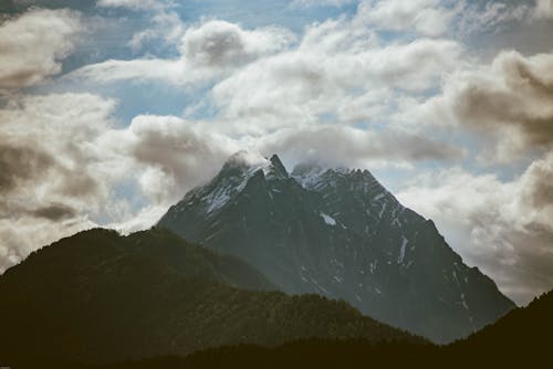 曇り空の下の山