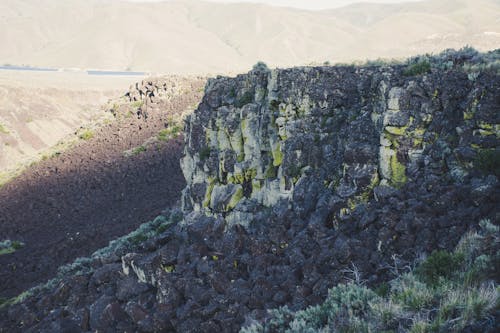 灰色和黑色的石崖