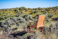 阳光明媚的日子里，爱达荷州风景优美的乡村中有一把孤独的木椅