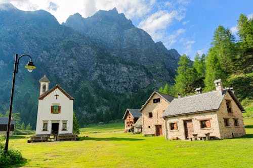 Trois Maisons Près De La Chapelle Sous La Vallée