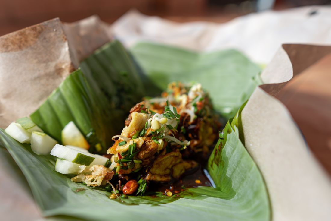 Nasi pecel dibungkus daun pisang