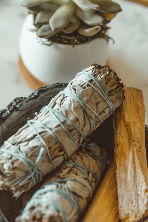 Free A soothing still life of sage smudge sticks and palo santo wood for alternative therapy and relaxation. Stock Photo
