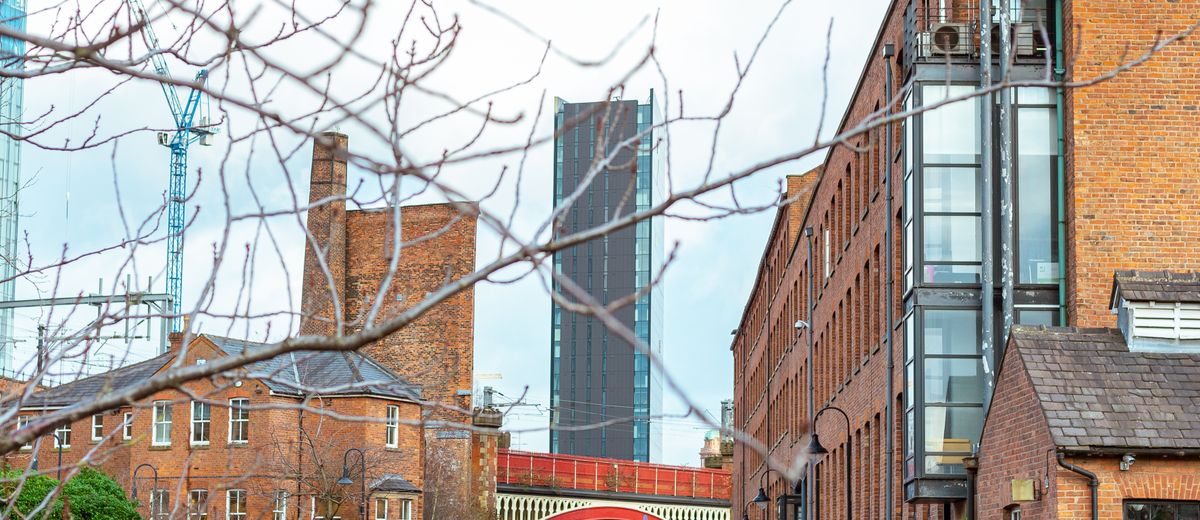 El canal de Rochdale y la torre Beetham, en Mánchester