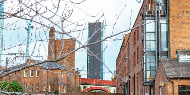 El canal de Rochdale y la torre Beetham, en Mánchester